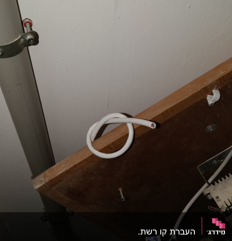 חוטי חשמל לבנים על לוח עץ